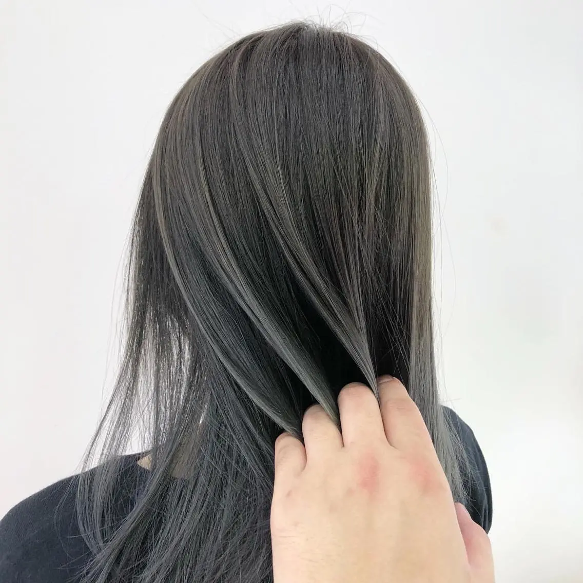 ミディアム アダチ コウスケのヘアスタイル