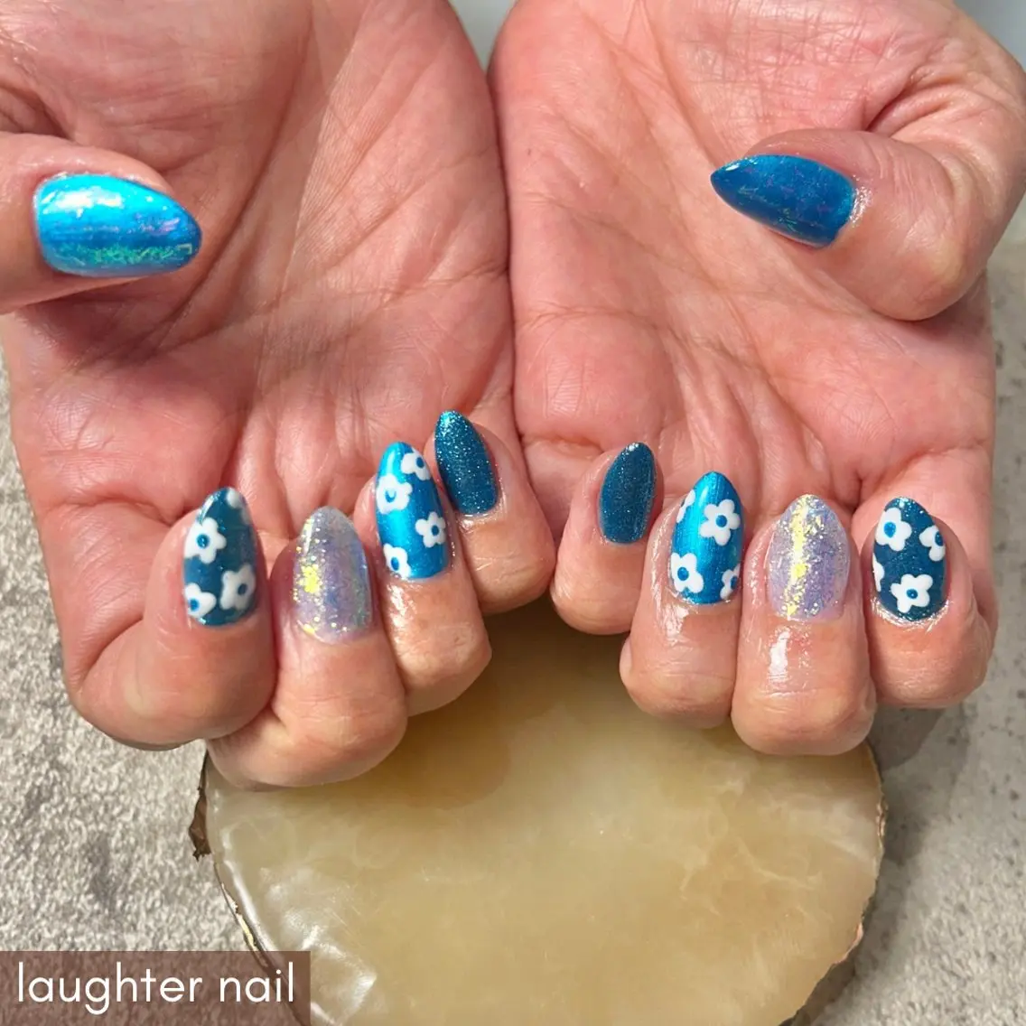 ネイル アートネイル ブルー 長さ出し ジェルネイル キラキラネイル ハンドネイル laughter nailのネイルデザイン