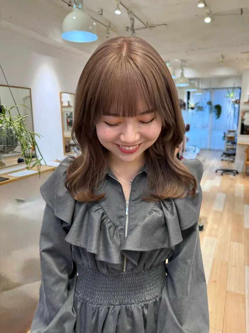 セミロング カラー ミルクティー× グレージュMOMOのヘアスタイル