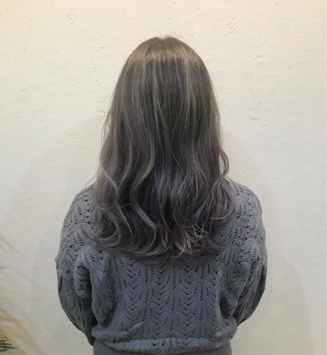 ミディアム カラー バレイヤージュ グレージュ ハイライトカラー ラベンダーカラー ハイライト ニュアンスカラー🫧 加納のヘアスタイル