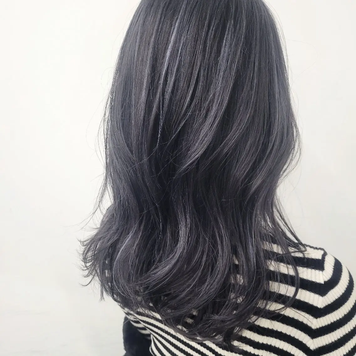 セミロング アッシュ ミルクティーブラウン ハイライト 無藤 彩のヘアスタイル