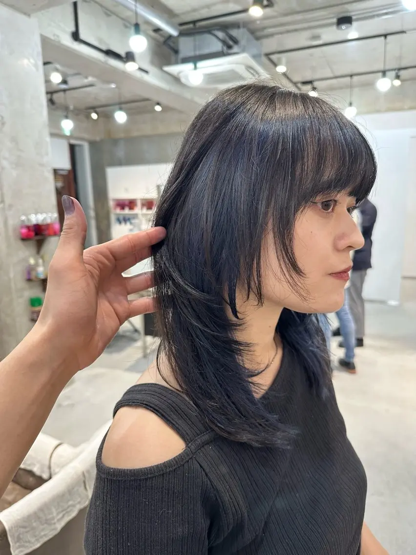 セミロング カラー 黒髪 ブルーカラー ブルーブラック 顔周りカット レイヤーカット カット ヘアカラー トリートメント カイリ /レイヤーカットのヘアスタイル