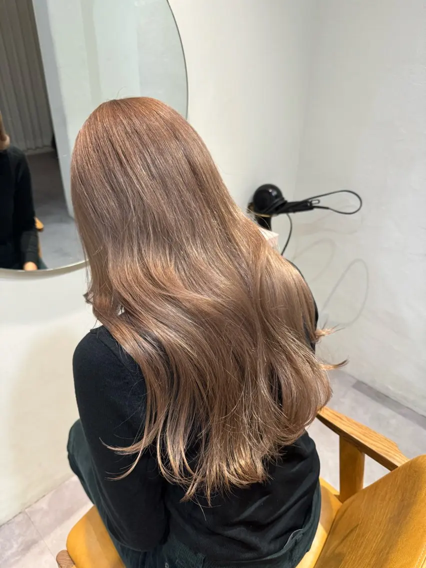ロング カラー ベージュカラー ブリーチ ミルクティーベージュ ayaka♡ 柔らかカラーのヘアスタイル