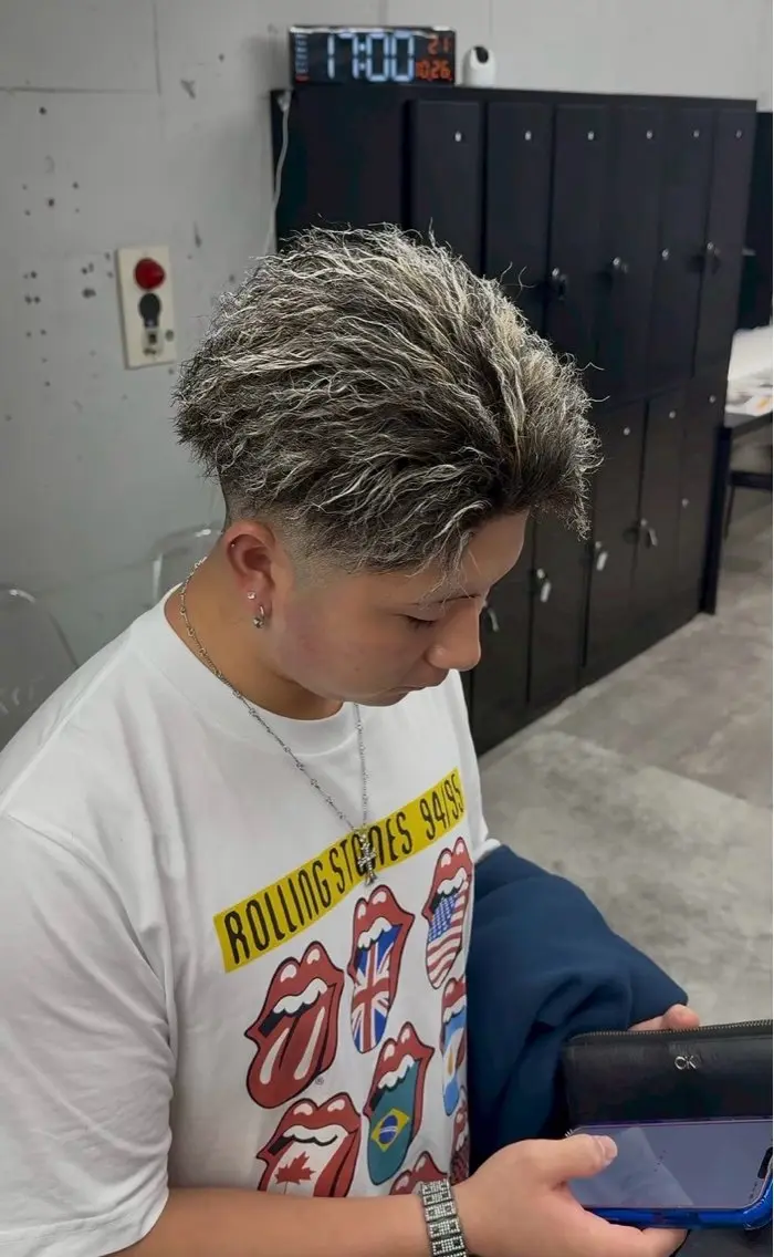 ショート カラー パーマ メンズ メンズハイライト メンズパーマ ハイライトカラー ハイライト 山﨑 結太のヘアスタイル