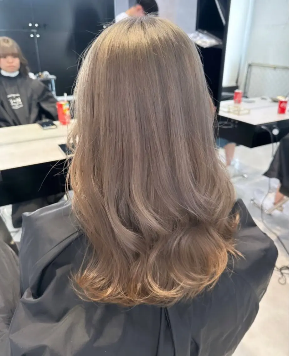 ロング カラー ベージュカラー ブリーチ ミルクティーベージュ ヘアカラー Fi-Ne原宿店店長 プルエクNANAMIのヘアスタイル