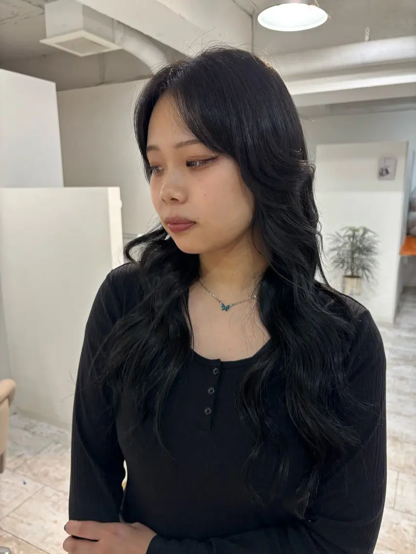 ロング カラー 黒髪 ブルーカラー ブルーブラック piLLon mayuのヘアスタイル