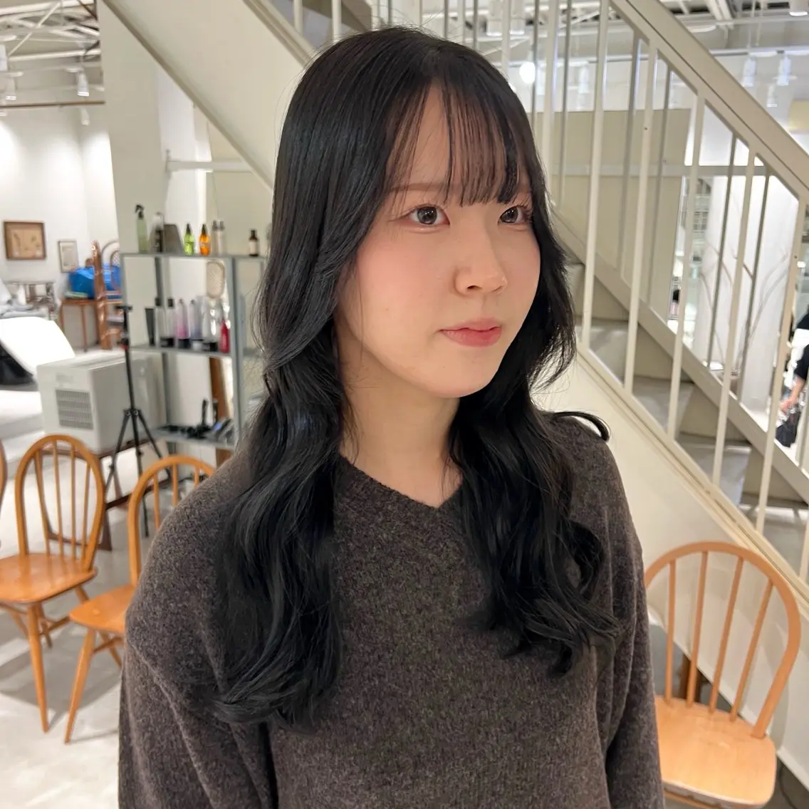 ロング カラー 黒髪 オレンジ ヘアカラー 周東 芽依のヘアスタイル