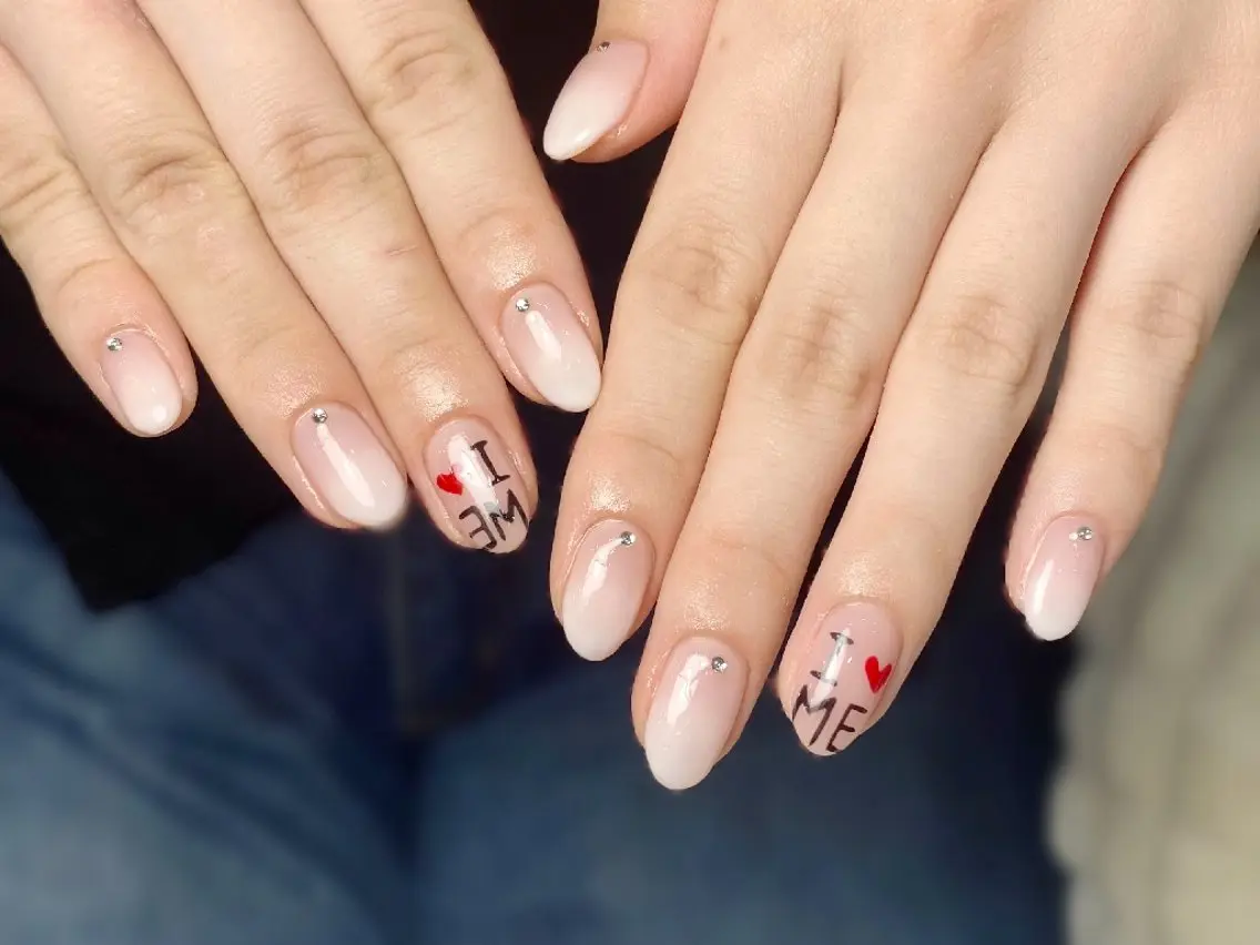 ネイル チークネイル フレンチネイル ジェルネイル ガーリー キラキラネイル ハンドネイル UM Nail Salonのネイルデザイン