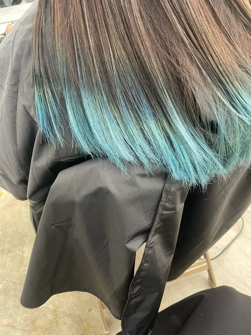 セミロング カラー インナーカラー 推し ブリーチ  髪質改善のヘアスタイル