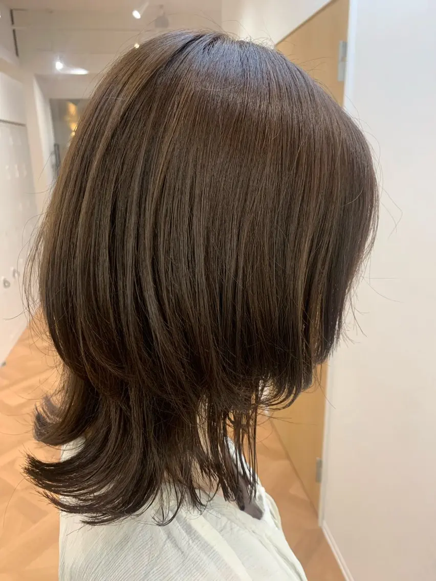 ミディアム カラー ベージュカラー フォギーベージュ ウルフカット カット ヘアカラー 佐々木 有彩のヘアスタイル