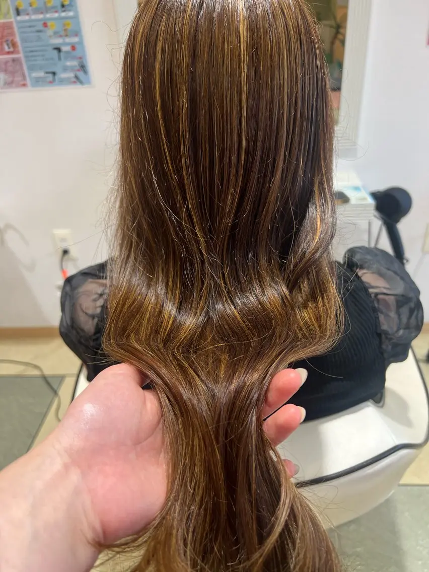 カラー momb 折戸結菜のヘアスタイル