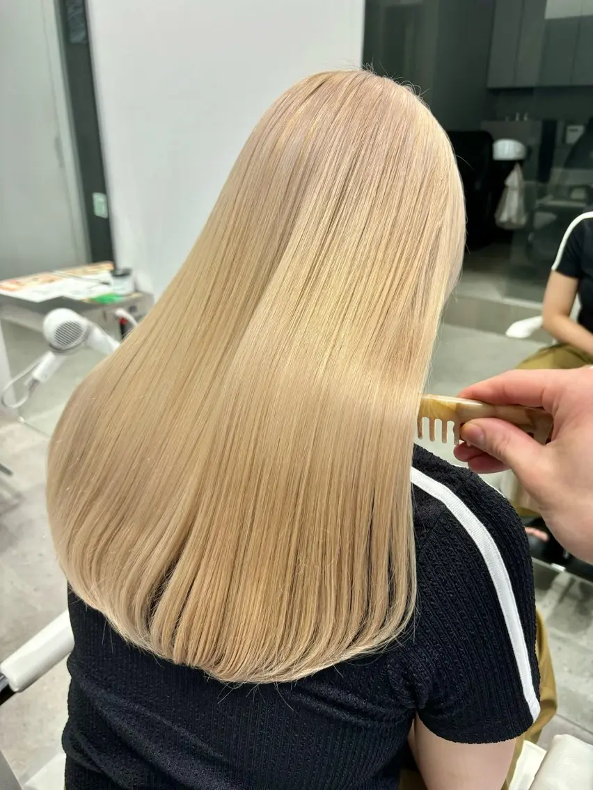 ロング カラー 抜きっぱなしブロンド ブロンド iLi 《イリ》のヘアスタイル
