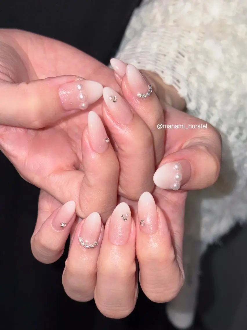 ネイル グラデーション 韓国ネイル ピンク シンプルネイル ストーンネイル ハンドネイル Nurstel manami【渋谷】のネイルデザイン