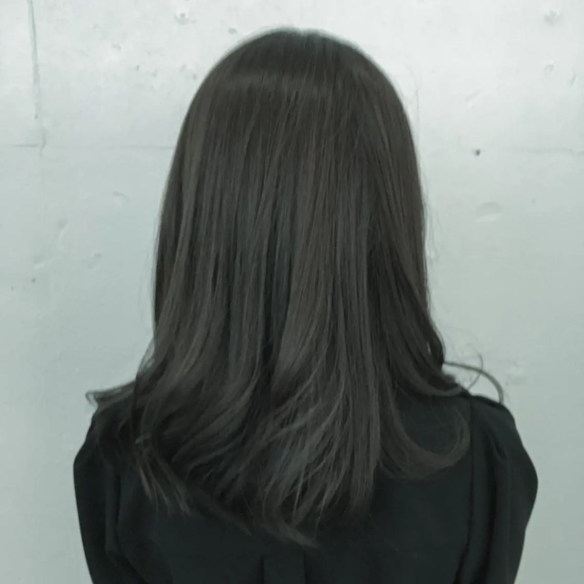 セミロング カラー アッシュ オリーブアッシュ ヘアカラー トミタ アツシのヘアスタイル