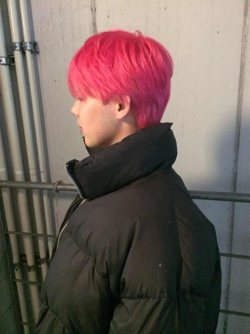 カラー メンズ メンズブリーチ メンズハイトーン ブリーチ ハイトーンカラー ピンクカラー カット ヘアカラー 杏華レイヤー/ パーマ/ハイトーンのヘアスタイル