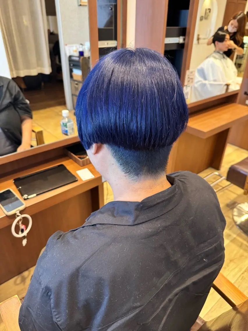 ショート カラー ブリーチ ブルーカラー ネイビーカラー ブランシェ神領店 稲垣 葵のヘアスタイル