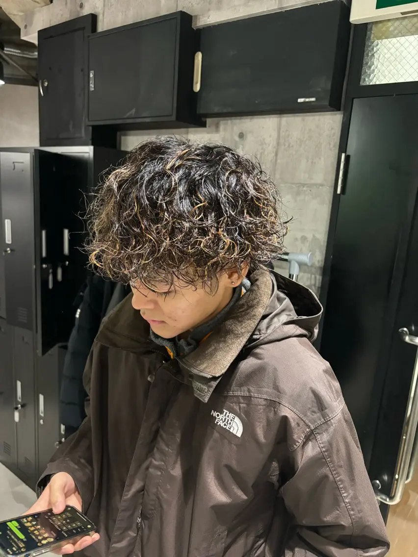 ミディアム パーマ メンズ ミディアムパーマ メンズパーマ プードルパーマ プードルパーマ _WHITE / KENTOのヘアスタイル