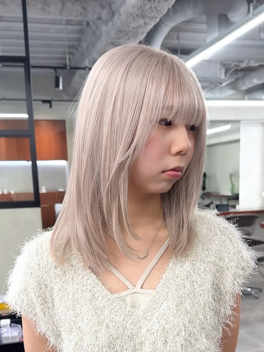 セミロング カラー ベージュカラー ブリーチ ケアブリーチ 透明感カラー デザインカラー カット ヘアカラー トリートメント 似合わせカット/ ハイトーン/aoiのヘアスタイル