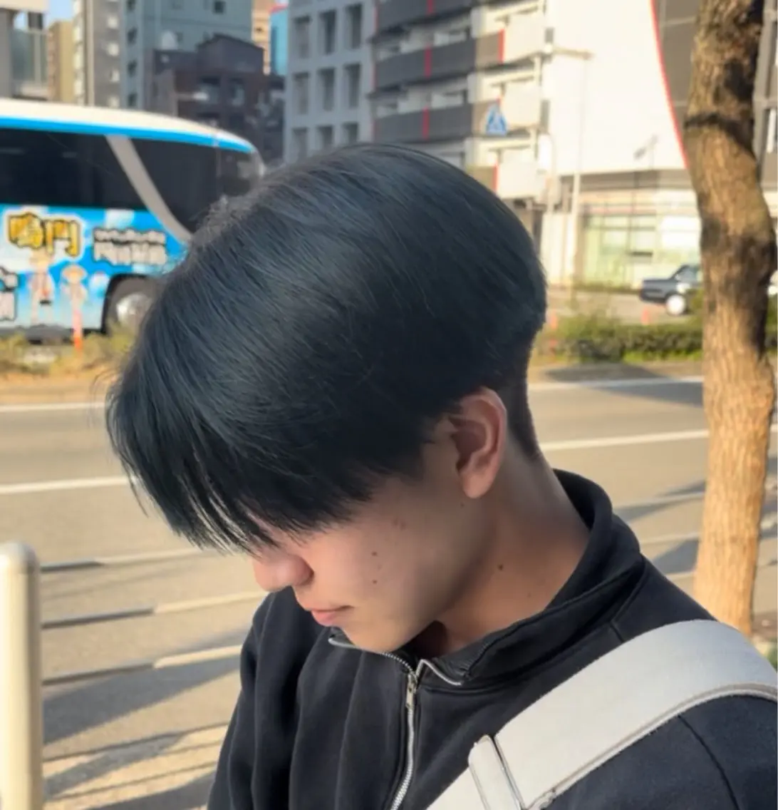 カラー メンズ 黒髪 ブルーカラー ブルーブラック ヘアカラー トリートメント 岩本 達のヘアスタイル