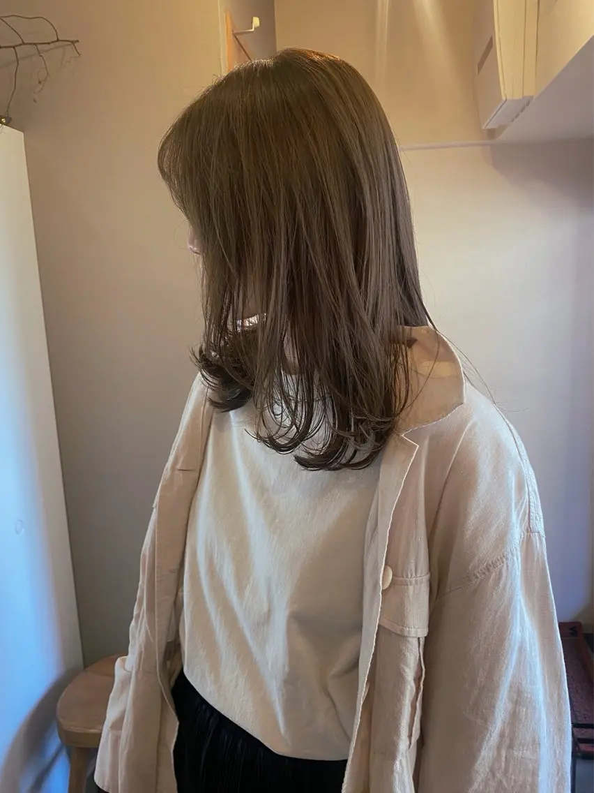 ミディアム カラー グレージュ カット ヘアカラー トリートメント ヘアセット ハルカ/透け感カラー /顔周りレイヤーのヘアスタイル