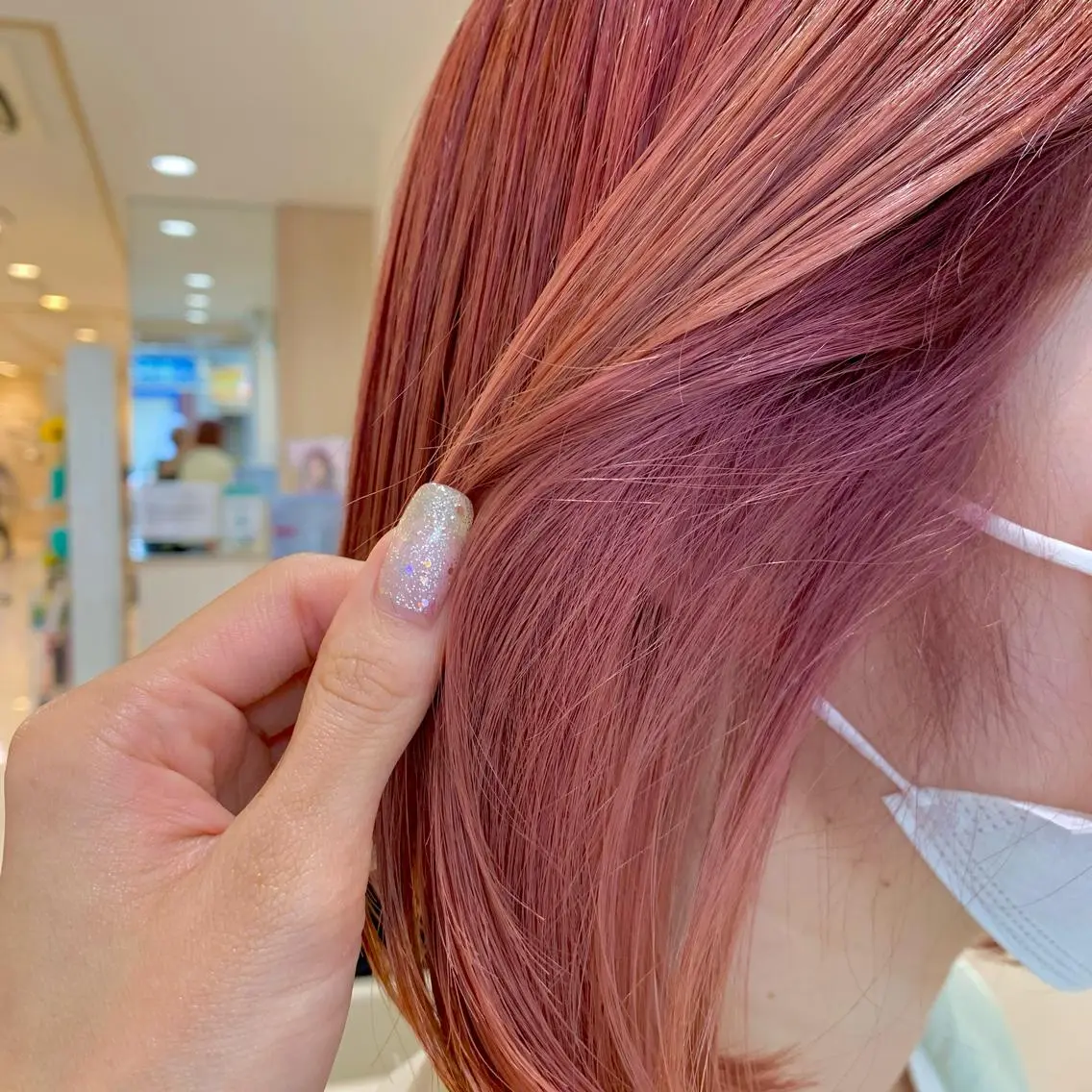 ショート カラー ヘアカラー トリートメント 店長ハイトーンカラー 柞山史奈のヘアスタイル