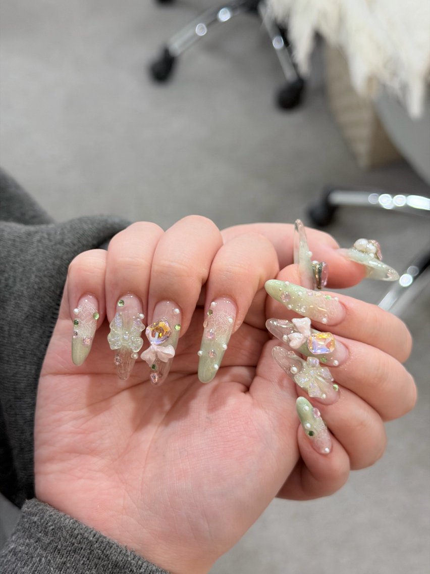 ロング 韓国風ヘア ロング クリスマス ハンドネイル Miyabie' Nail Salonのネイルデザイン