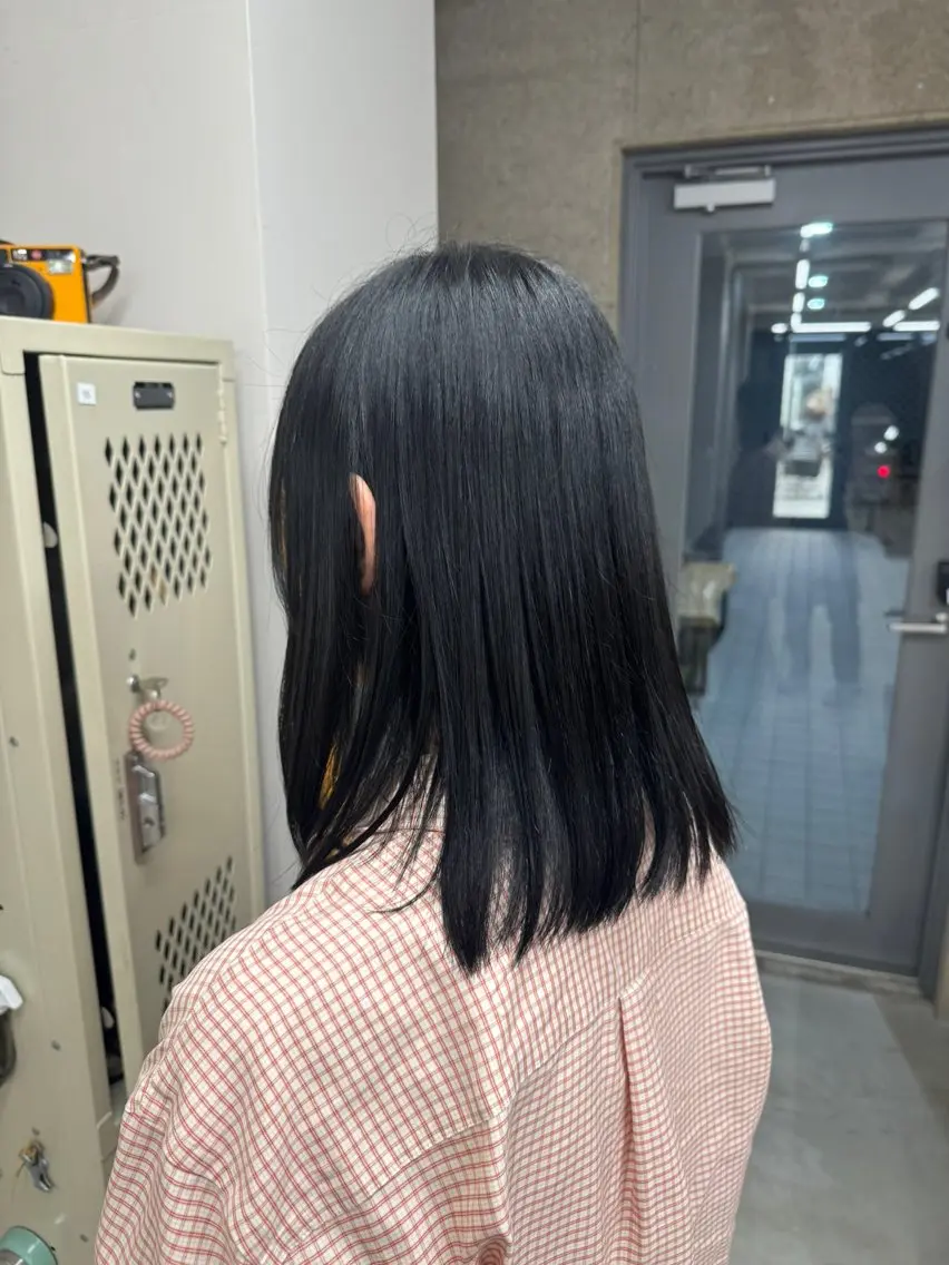カラー 黒髪 ブルーカラー ブルーブラック SiLO_ IBUKIのヘアスタイル