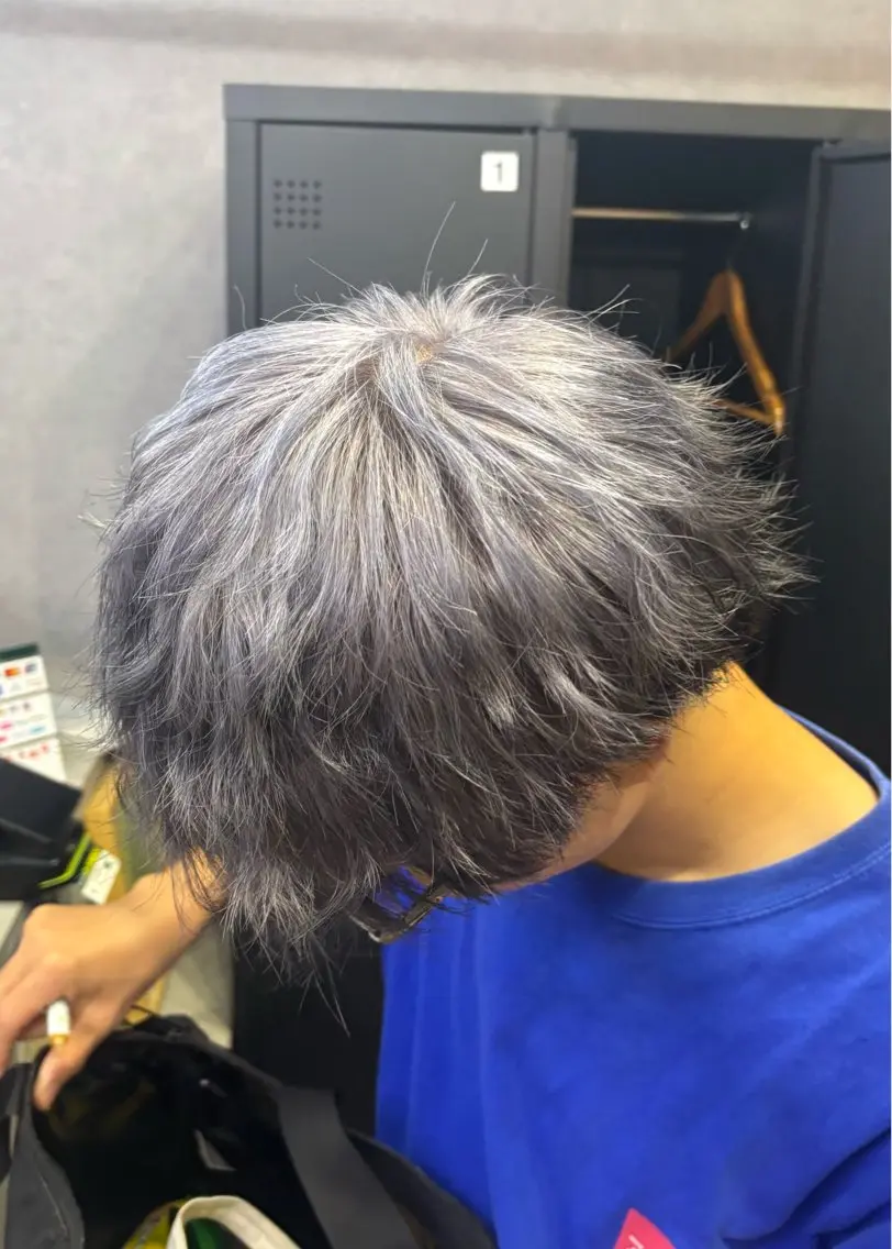 ケアブリーチ+シルバー系カラー⛓️🩶+トリートメント🧴の写真