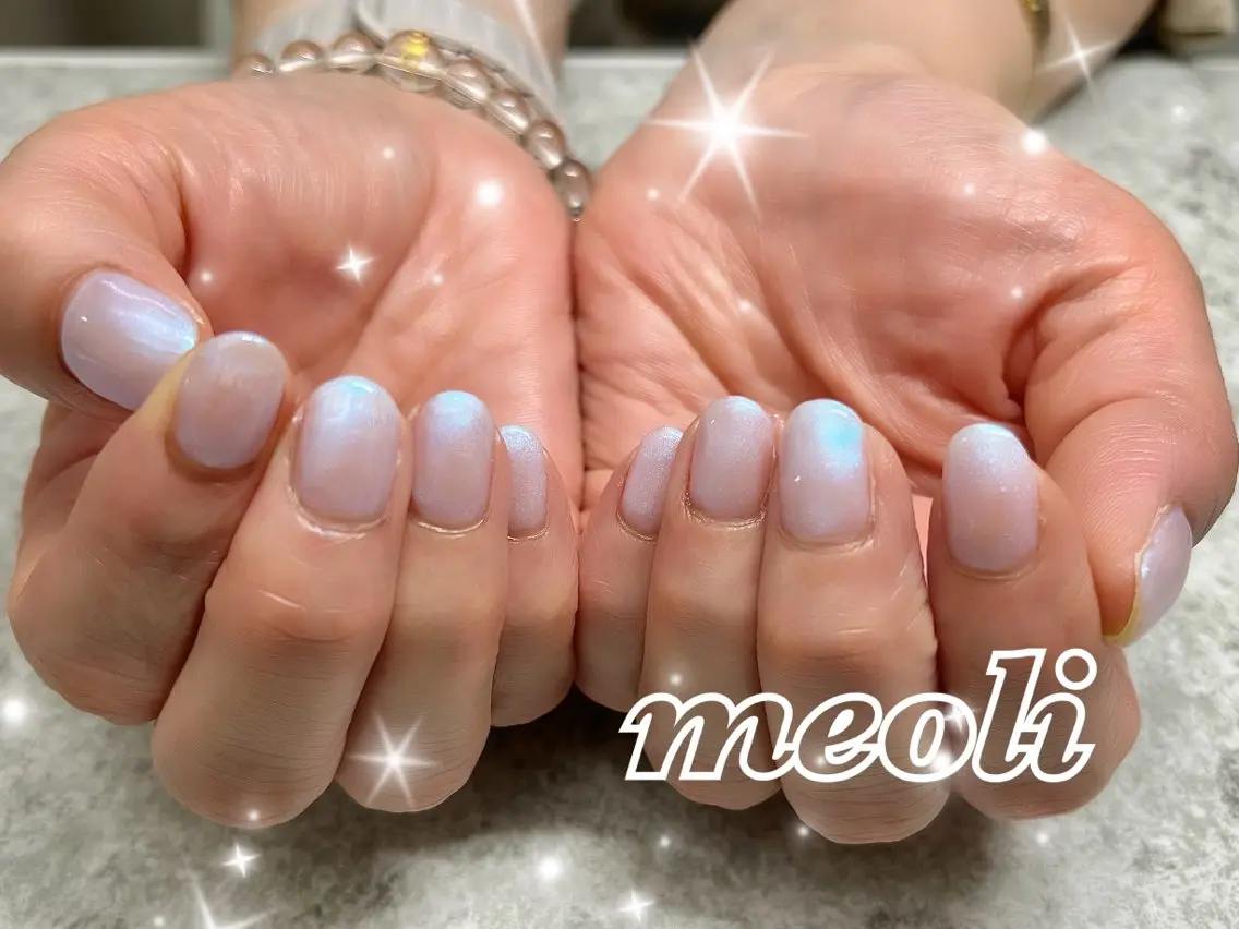 ネイル オーロラネイル ブルー ワンカラーネイル ホワイト ハンドネイル nail salon meoli　アヤのネイルデザイン