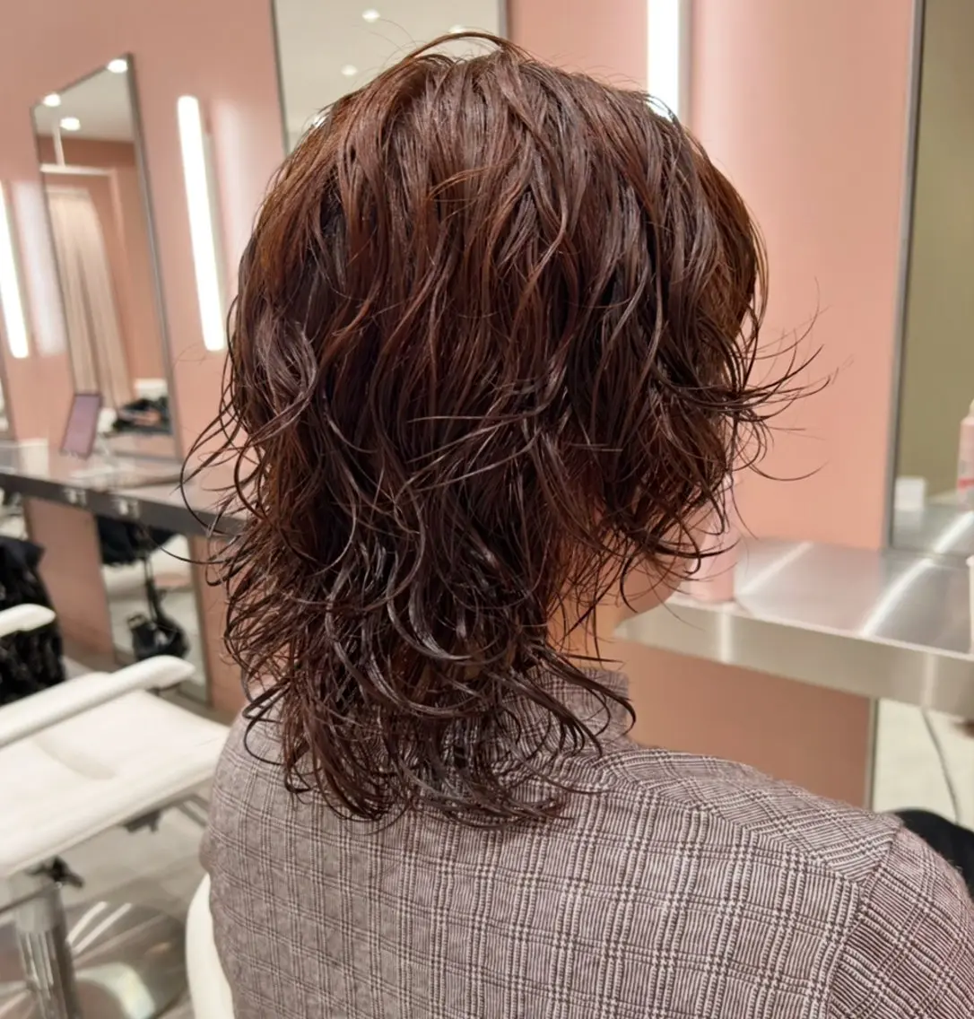 ミディアム カラー パーマ ミディアムパーマ ウルフカット ハイトーン/ブリーチ 似合せカット/パーマのヘアスタイル