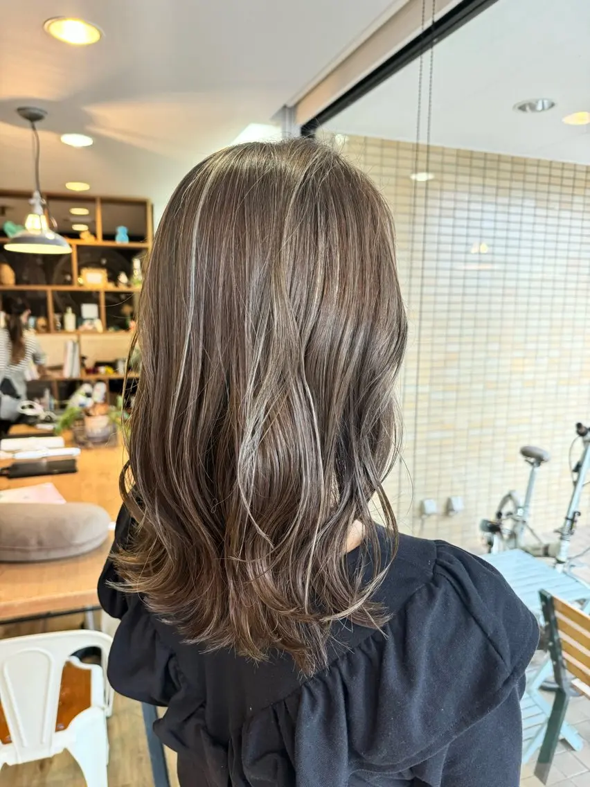 ロング カラー アッシュ アッシュグレー ハイライトカラー ハイライト ヘアカラー トリートメント ツキダテ ユイのヘアスタイル