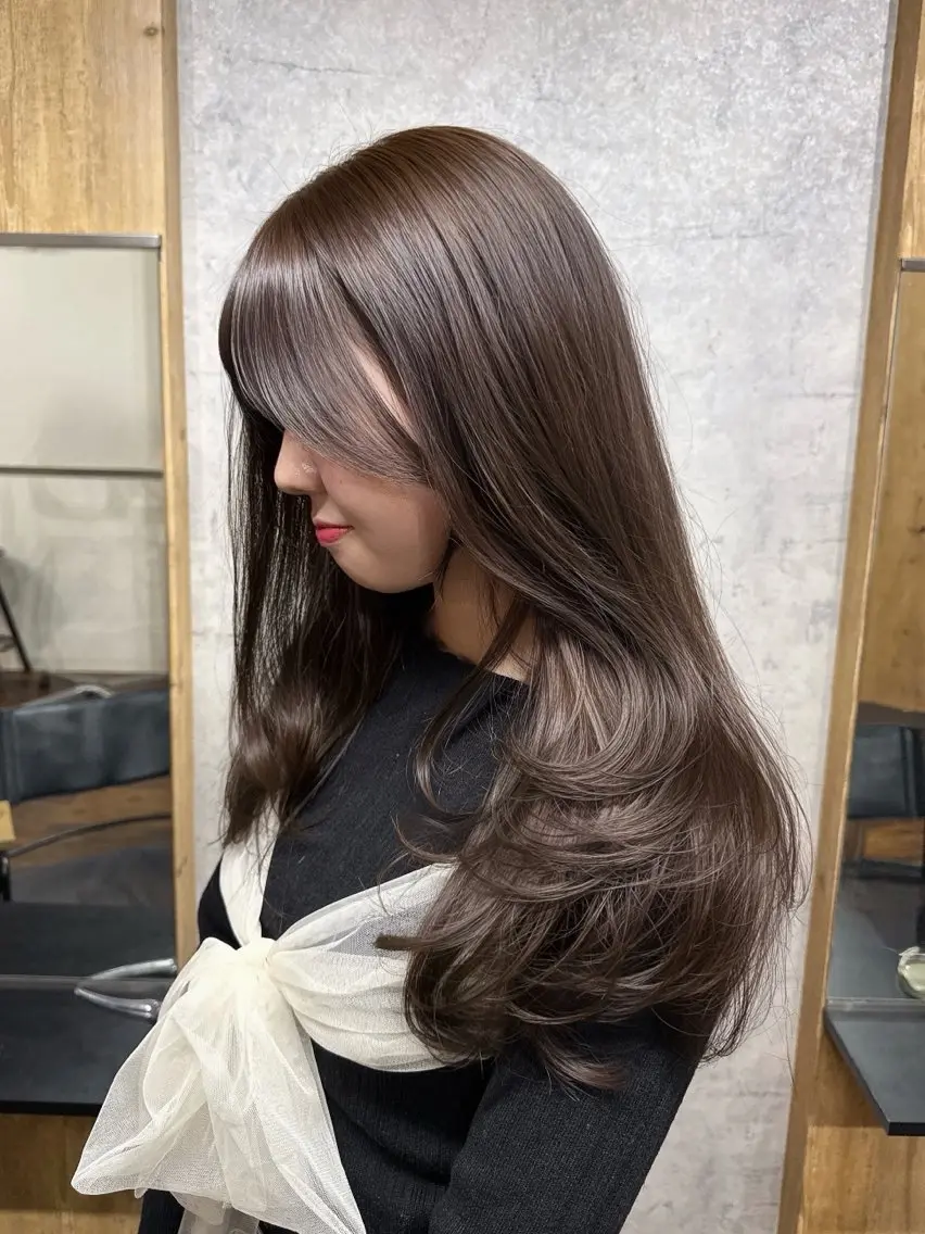 ロング ヘアカラー トリートメント ヘアセット グレー/ベージュ /髪質改善 れいとのヘアスタイル