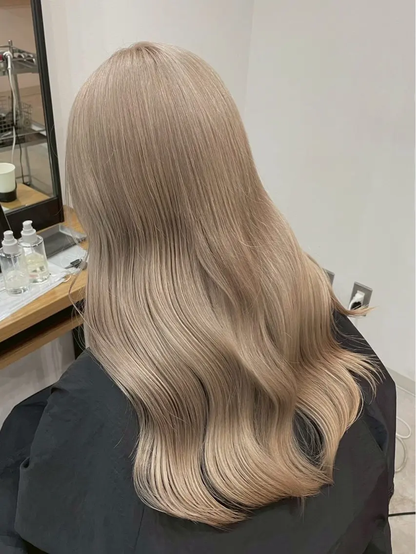 ロング カラー ブリーチ ケアブリーチ グレージュ ハイトーンカラー ミルクティーグレージュ カット ヘアカラー 米澤 音色のヘアスタイル
