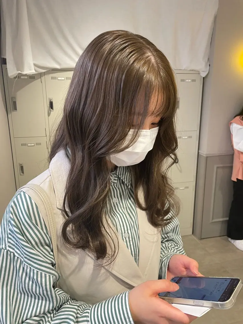 ロング カラー ベージュカラー ブリーチ ブリーチなしカラー オリーブベージュ 抜け感レイヤー︴ ニュアンスカラーのヘアスタイル