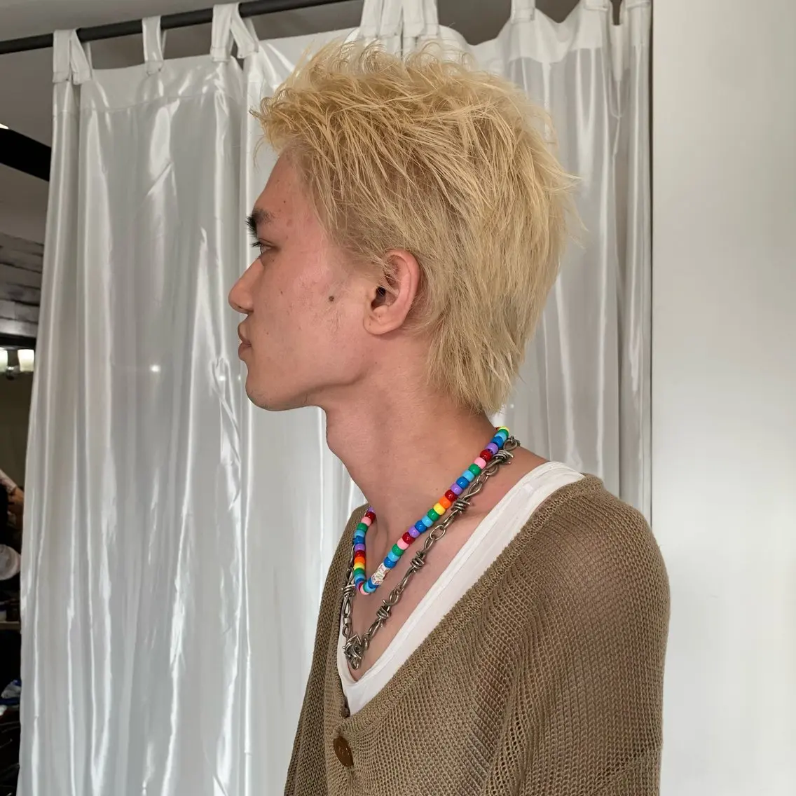 カラー メンズ ブロンド 的場 莉音のヘアスタイル