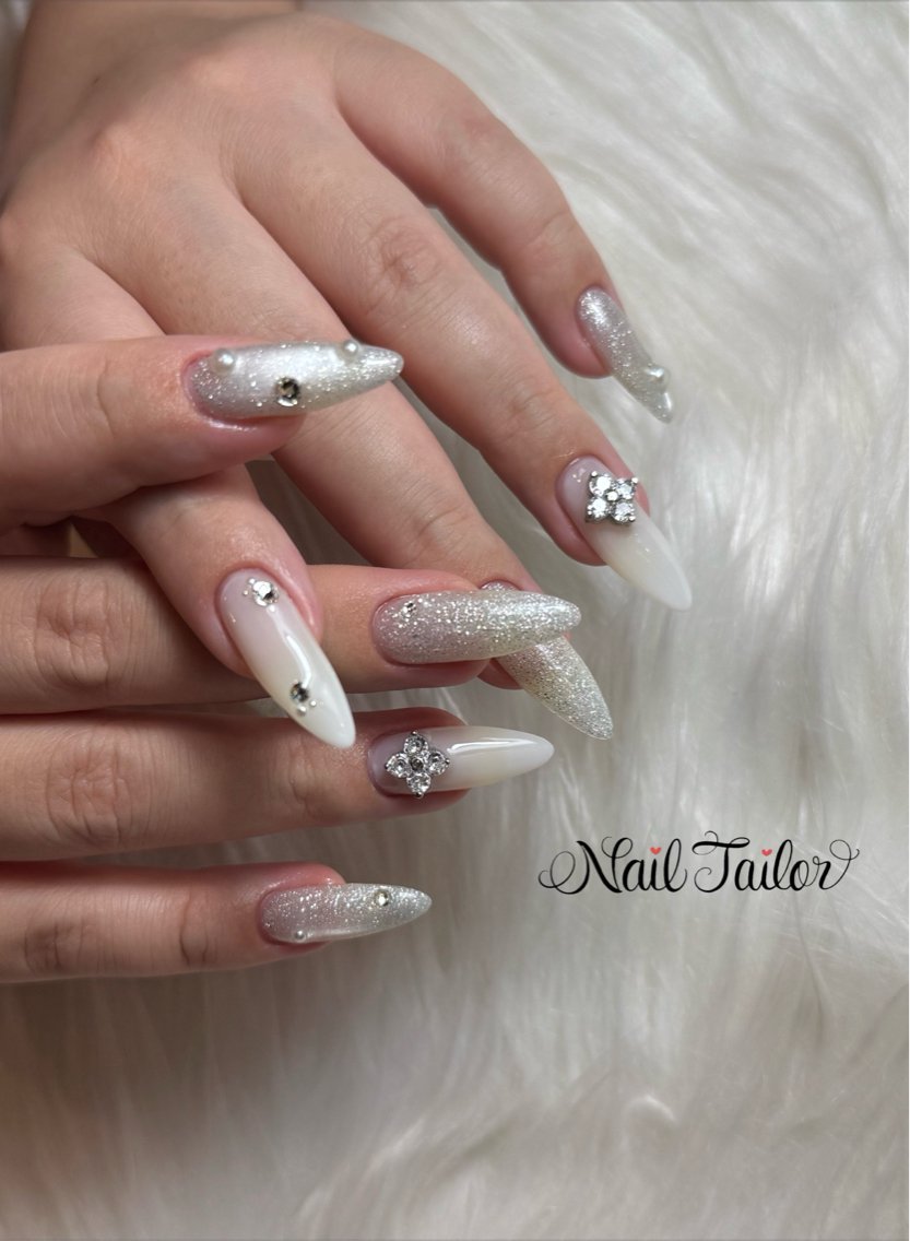 ネイル フラッシュネイル キラキラネイル シルバー ホワイト 冬ネイル ハンドネイル NailTailor ネイルテイラーのネイルデザイン