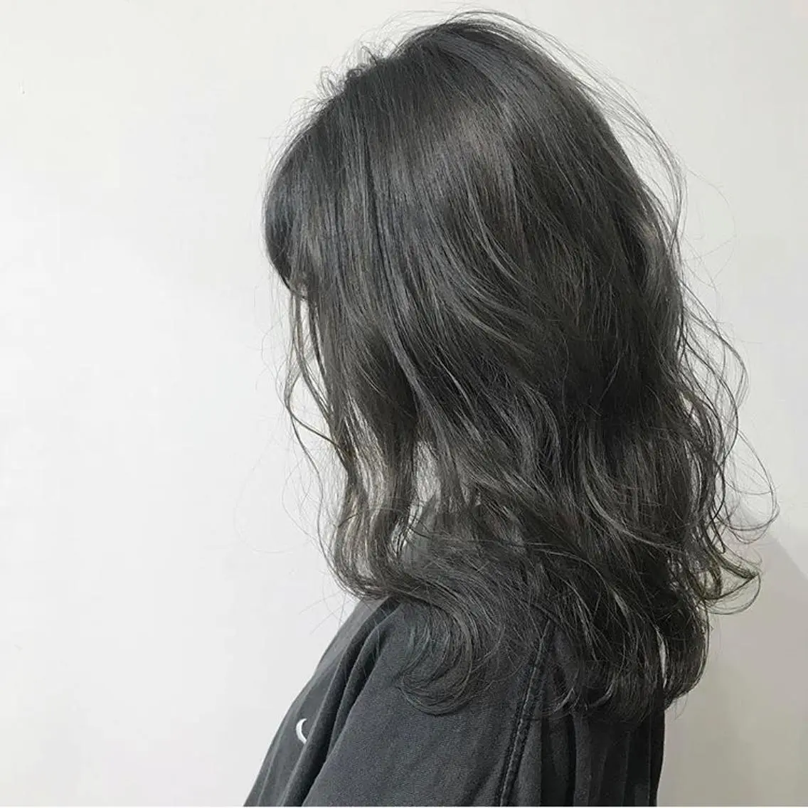 セミロング カラー アッシュ アッシュブラック 黒髪 ブリーチ ハイライトカラー ヘアカラー トリートメント レイヤー/顔周り /AKARIのヘアスタイル
