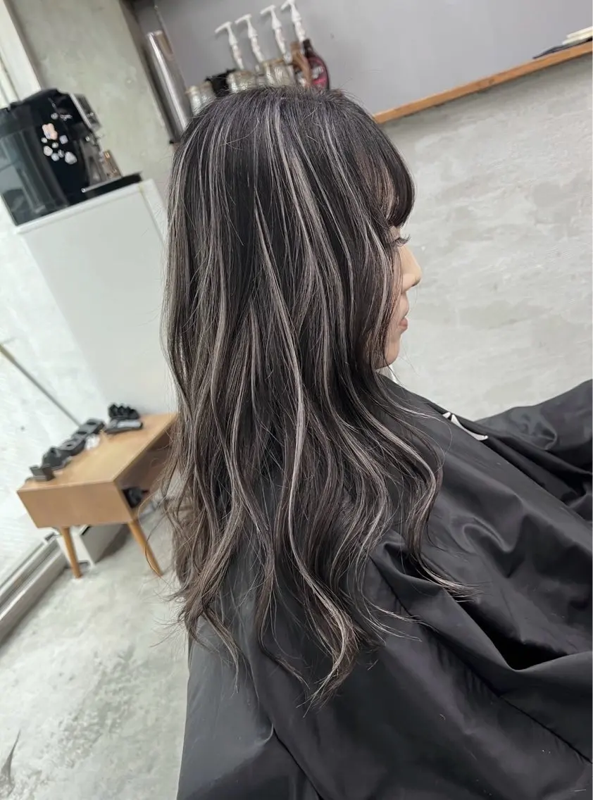 ロング カラー ダークグレー ダークグレージュ グレージュ ハイライトカラー ハイライト ヘアカラー トリートメント 指名数No.1 /NAOYAのヘアスタイル
