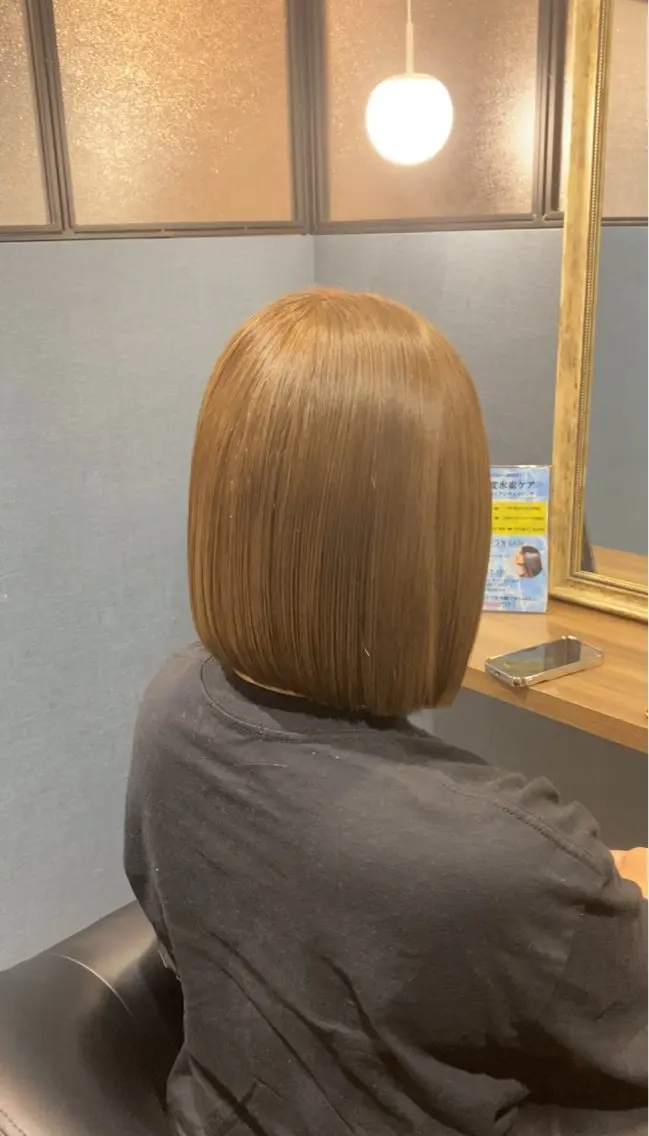 ミディアム ボブ 阪急箕面駅 艶カラー/縮毛矯正のヘアスタイル