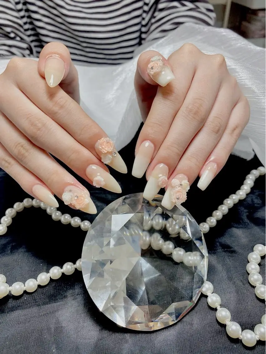 ネイル フラッシュネイル フレンチネイル グラデーション キラキラネイル 韓国ネイル ハンドネイル nyunn nailのネイルデザイン