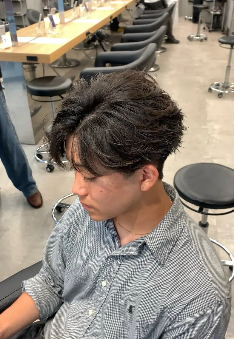 ミディアム パーマ ヘアアレンジ メンズ ミディアムパーマ メンズパーマ メンズツイストパーマ 波巻きパーマ ツイストパーマ カット パーマ トリートメント ヘッドスパ ヘアセット 🔥ニュアンス フェザー小林海斗🔥のヘアスタイル