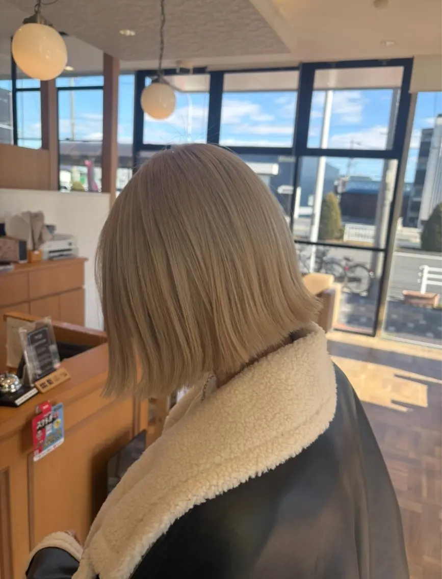 カラー 切りっぱなしボブ ベージュカラー ブロンド 透明感カラー ハイトーンカラー ヘアカラー La bouquet わか🎀のヘアスタイル