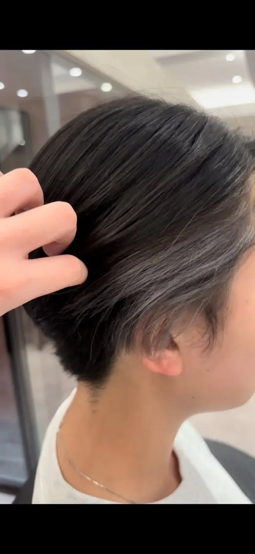 ショート カラー ブリーチ イヤリングカラー シルバー ヘアカラー Sayumi 🪐のヘアスタイル