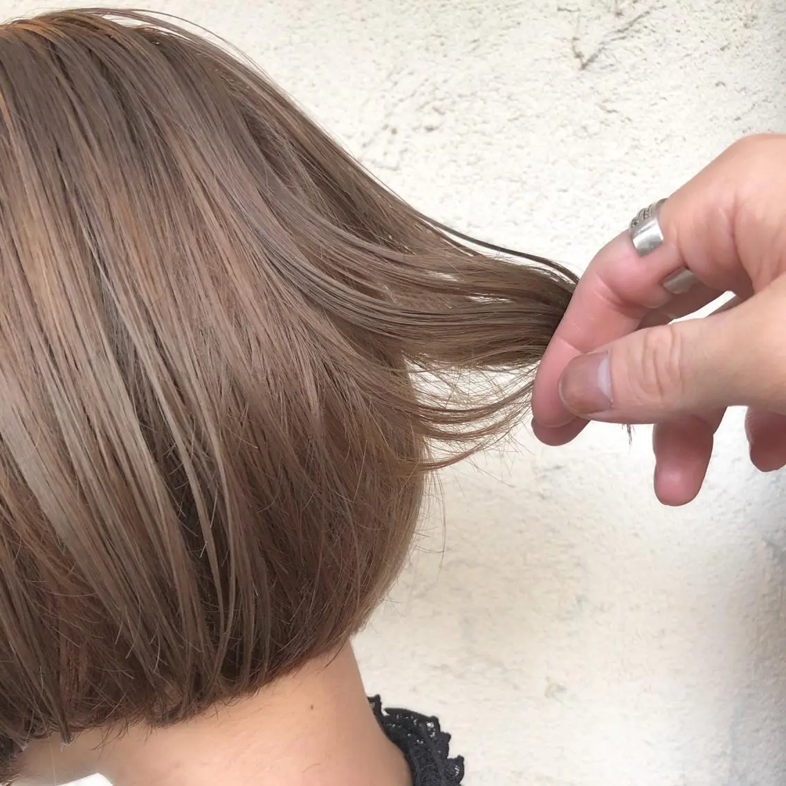 ショート カラー ベージュカラー ブリーチ ミルクティーベージュ 艶髪育成サロン 京橋 shinのヘアスタイル