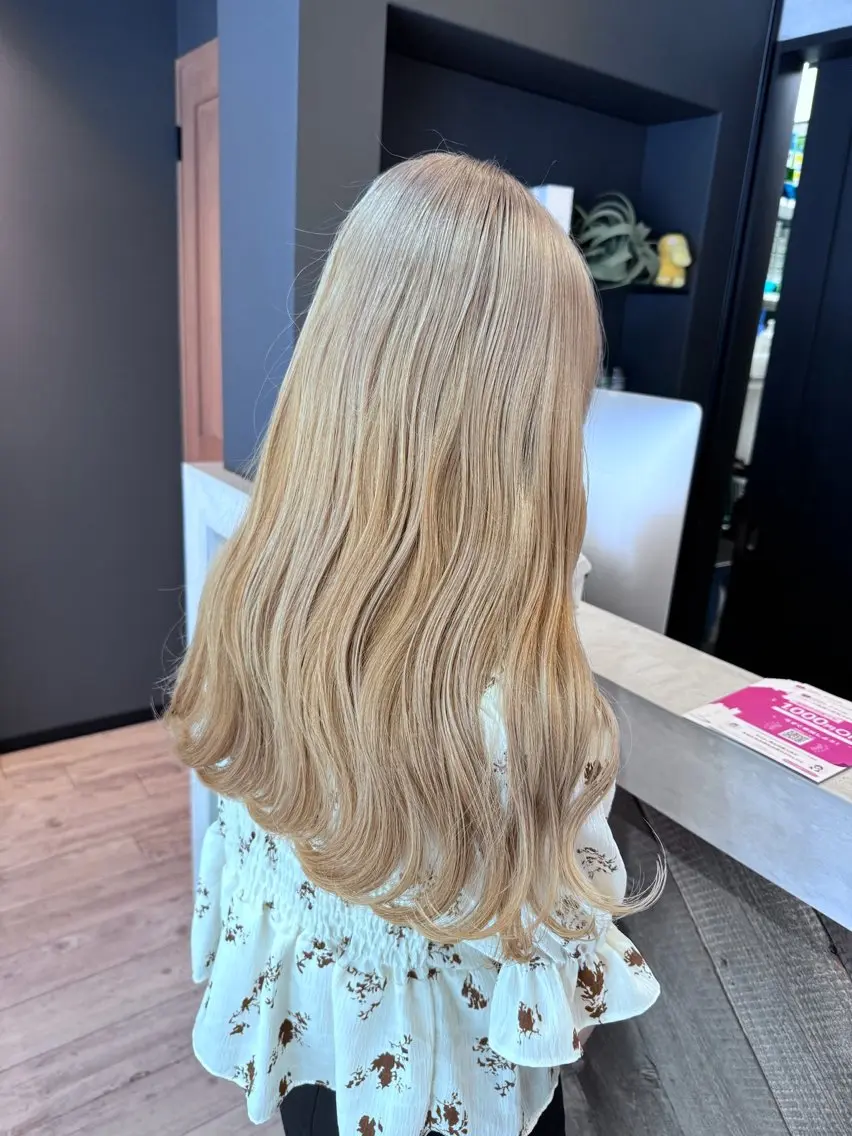 ロング カラー ブリーチ カット ヘアカラー 多河 遥のヘアスタイル