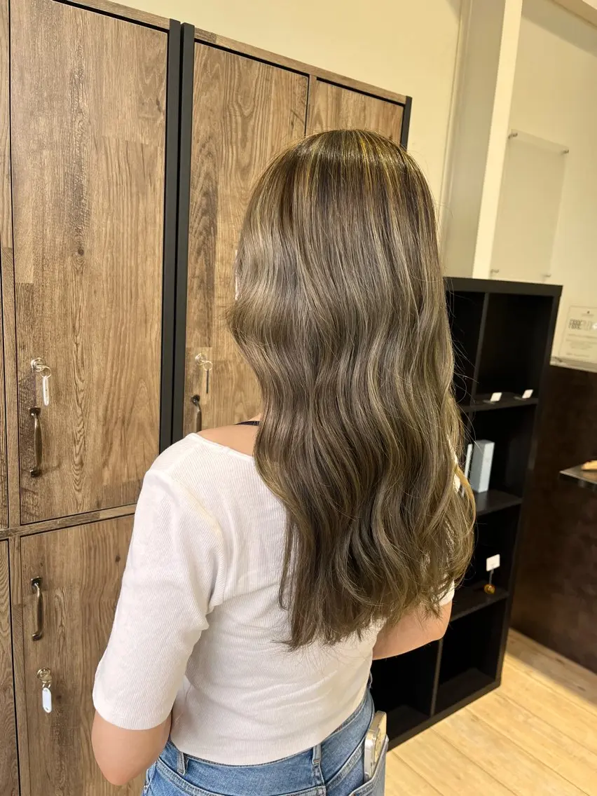 ロング カラー 栗原 志穂のヘアスタイル