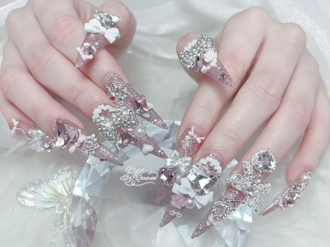 ネイル 長さ出し キラキラネイル 韓国ネイル ロングネイル マグネットネイル ハンドネイル ハンドケア Yuki🌸 nailのネイルデザイン