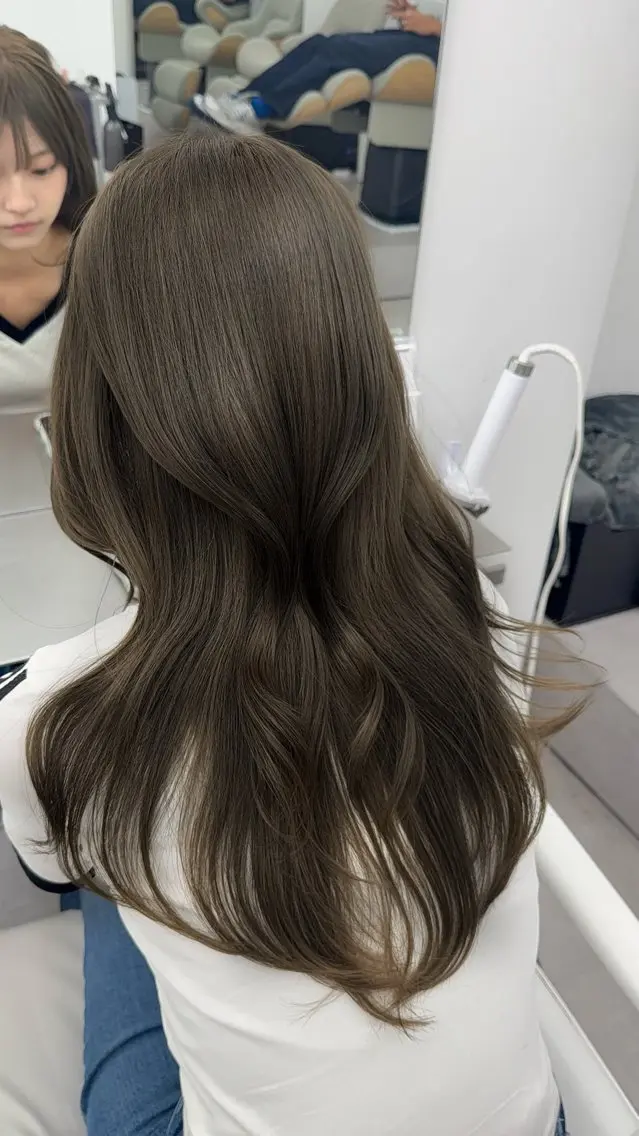 セミロング カット ヘアカラー トリートメント 透明感カラー🩶 ×小顔カット難波のヘアスタイル