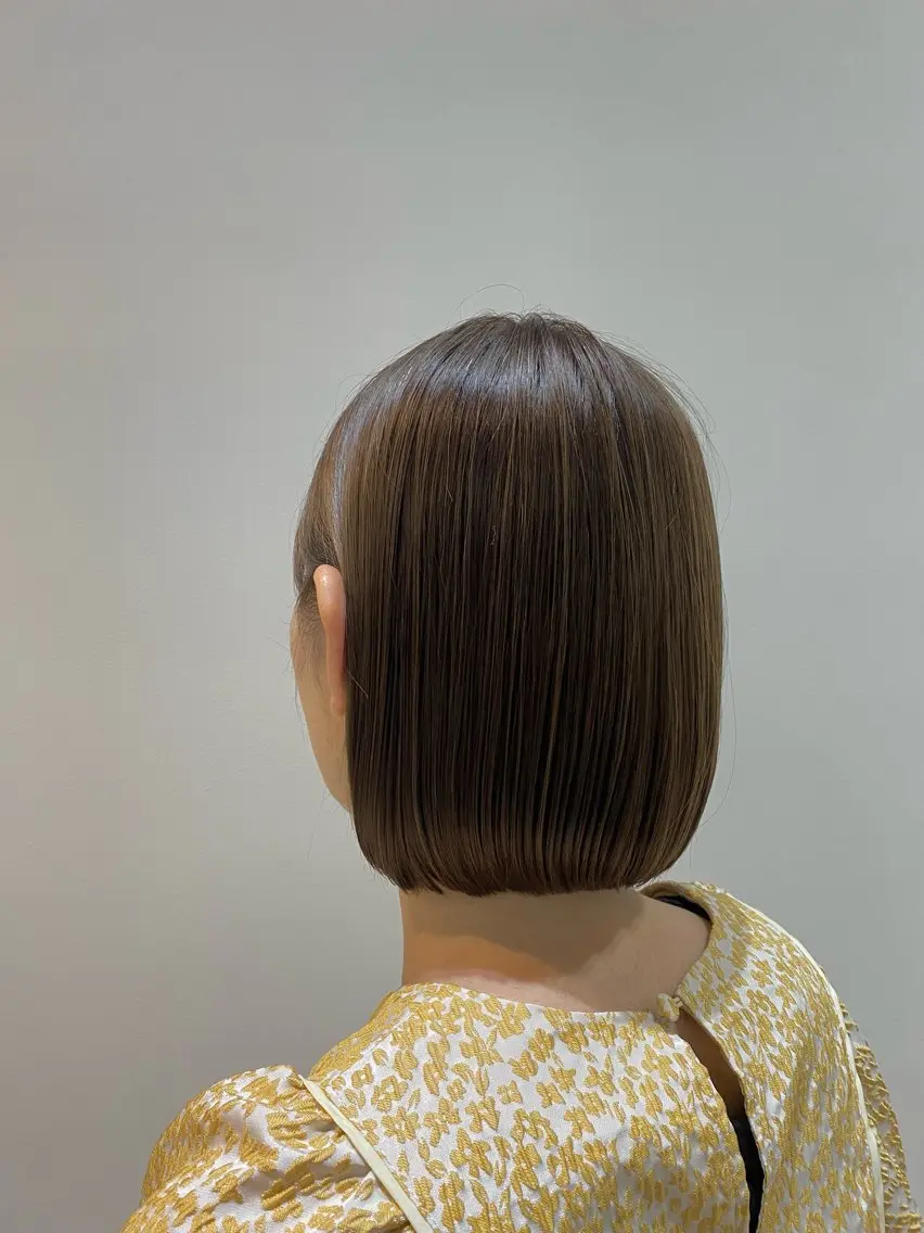 ショート カラー ワンレンボブ アッシュ ベージュカラー 透明感カラー ミルクティーベージュ カット ヘアカラー トリートメント ♡オシャ髪♡AI ✂️newi町田のヘアスタイル