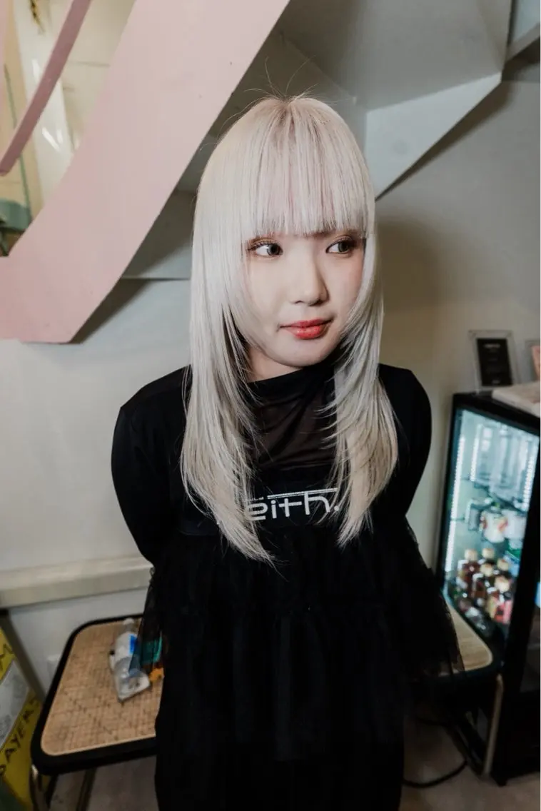 セミロング カラー ブロンド ホワイトブロンド kyon.hair 韓国カットカラーのヘアスタイル